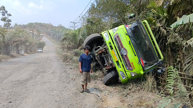 Tak Kuat Menanjak, Fuso Muatan Puluhan Ton Sampo Terguling di Air Sebakul