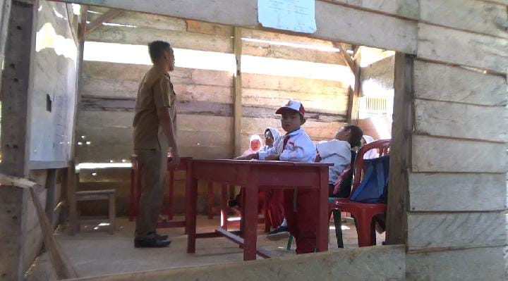 Miris Bangunan Sekolah Negeri Tak Layak, Siswa SDN 129 Kaur Belajar di Kelas Mirip Kandang