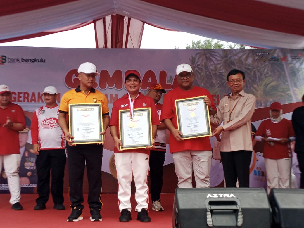 Tanam Kelapa di Pantai Panjang, Dedy Wahyudi Pecahkan Rekor Muri