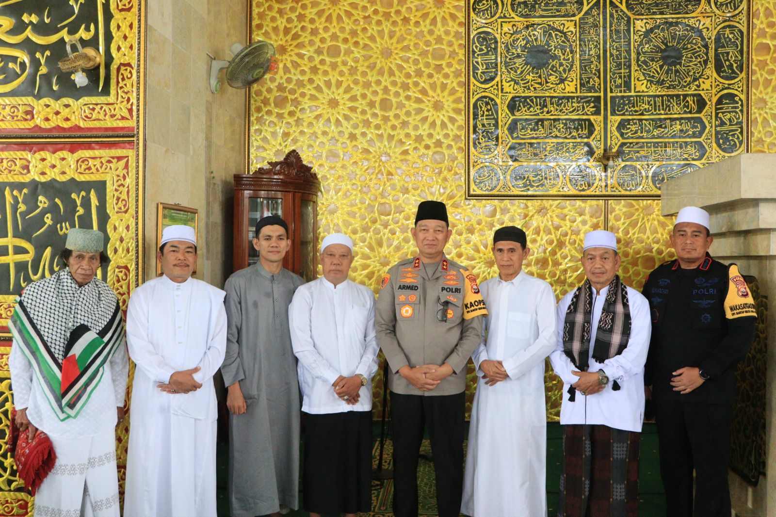 Ramadan Penuh Berkah, Kapolda Bengkulu Berikan Sumbangan Untuk Masjid Agung Baitul Makmur