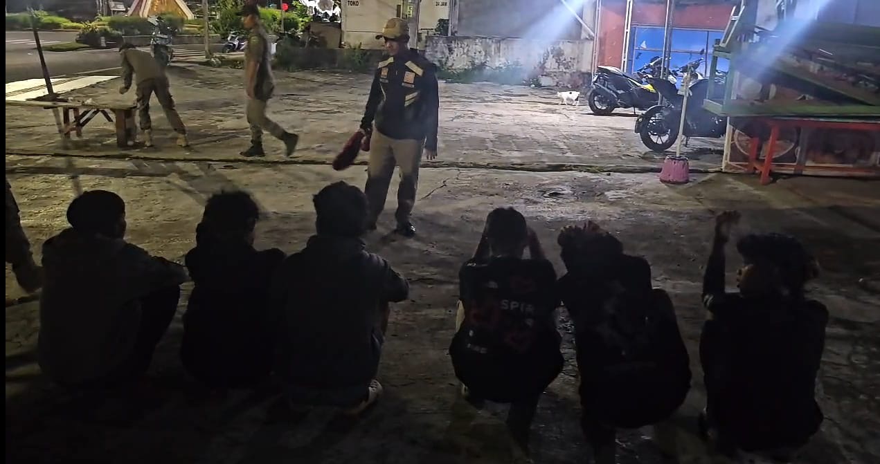 Resahkan Warga Pagar Dewa, Belasan Remaja Diamankan Satpol PP dan Dihukum Bersihkan Masjid