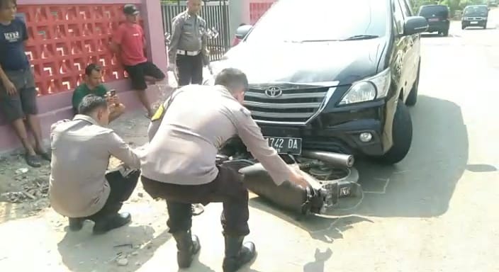 Mobil Innova Diduga Milik Anggota Polisi Tabrak Motor, 1 Orang Dilarikan ke RSUD Bengkulu Tengah