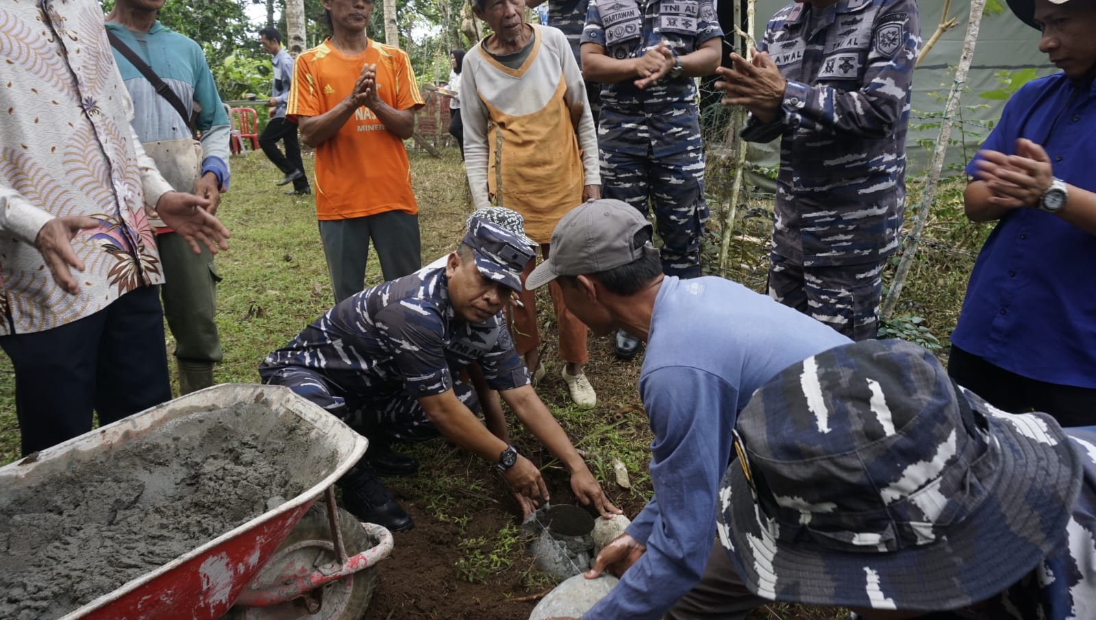 Karya Bakti, TNI AL Letakan Batu Pertama Pembangunan Rabat Beton