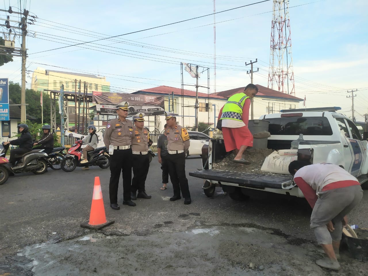 Bahayakan Keselamatan Pengendara, Polda Bengkulu Tambal Jalan Berlubang di Dalam Kota