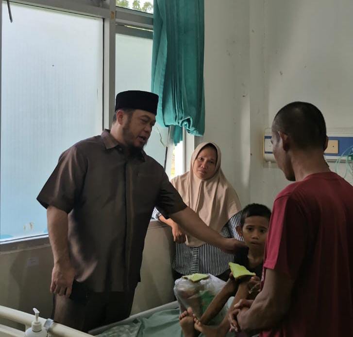 Jenguk Warga Sakit di RSMY, Ketua DPRD Kota Bengkulu: Sesuai Arahan Pak Gubernur, Akan Kami Fasilitasi Berobat