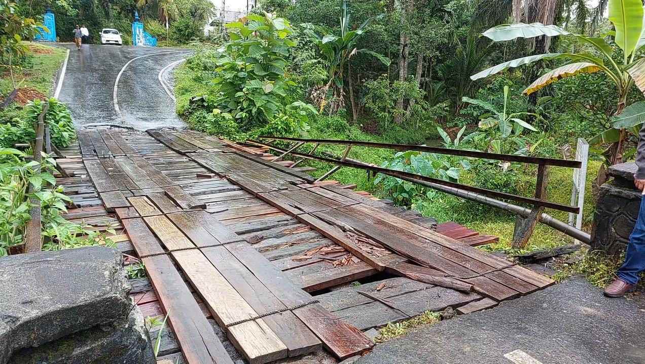 Lantai Jembatan di Desa Air Muring Sering Rusak, Warga Rela Pakai Dana Pribadi Dibangun Permanen