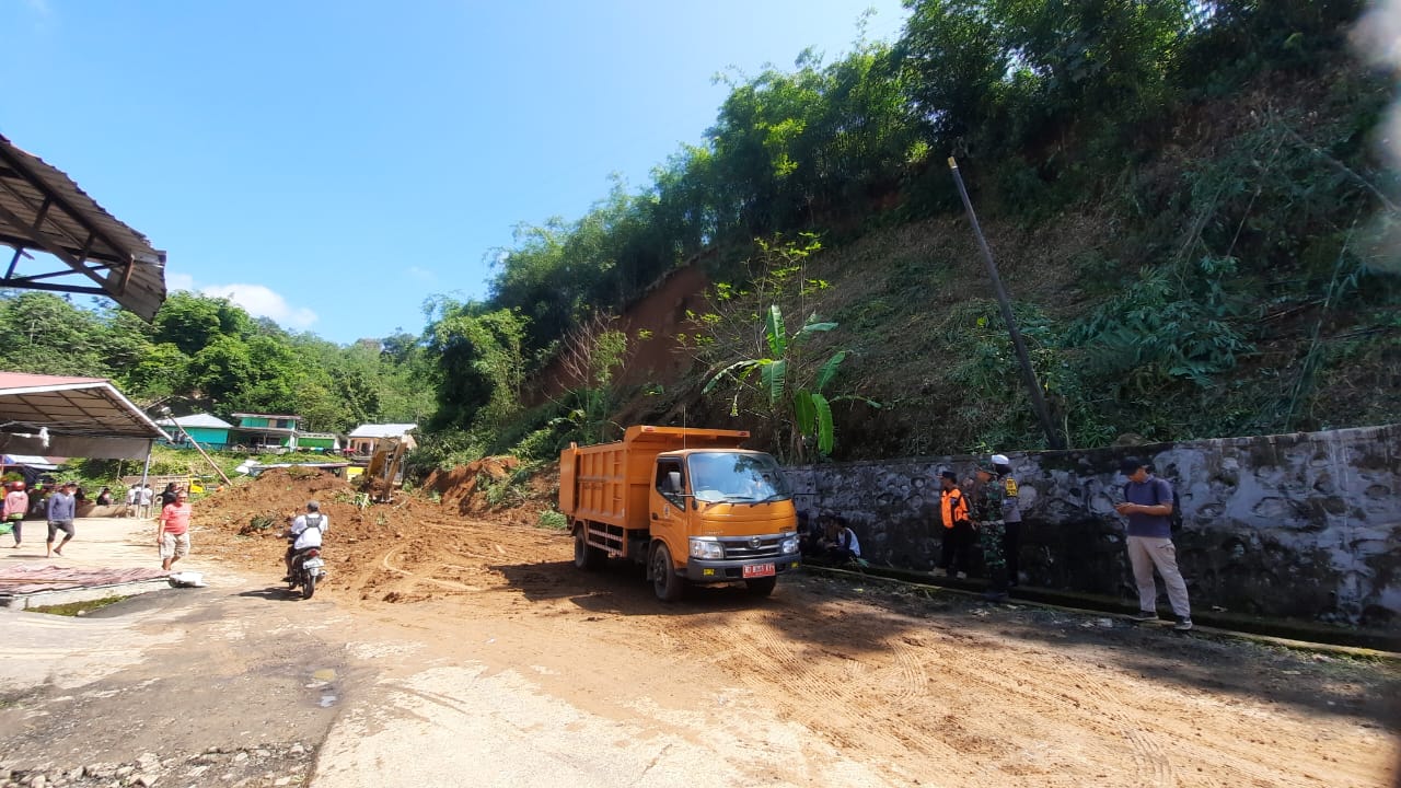 Longsor di Desa Taba Renah, Akses Jalan Curup-Lebong Lumpuh
