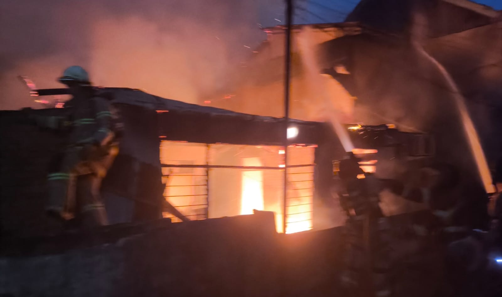 Kontrakan Sekaligus Warung Manisan Depan Rumah Pengasingan Bung Karno Terbakar