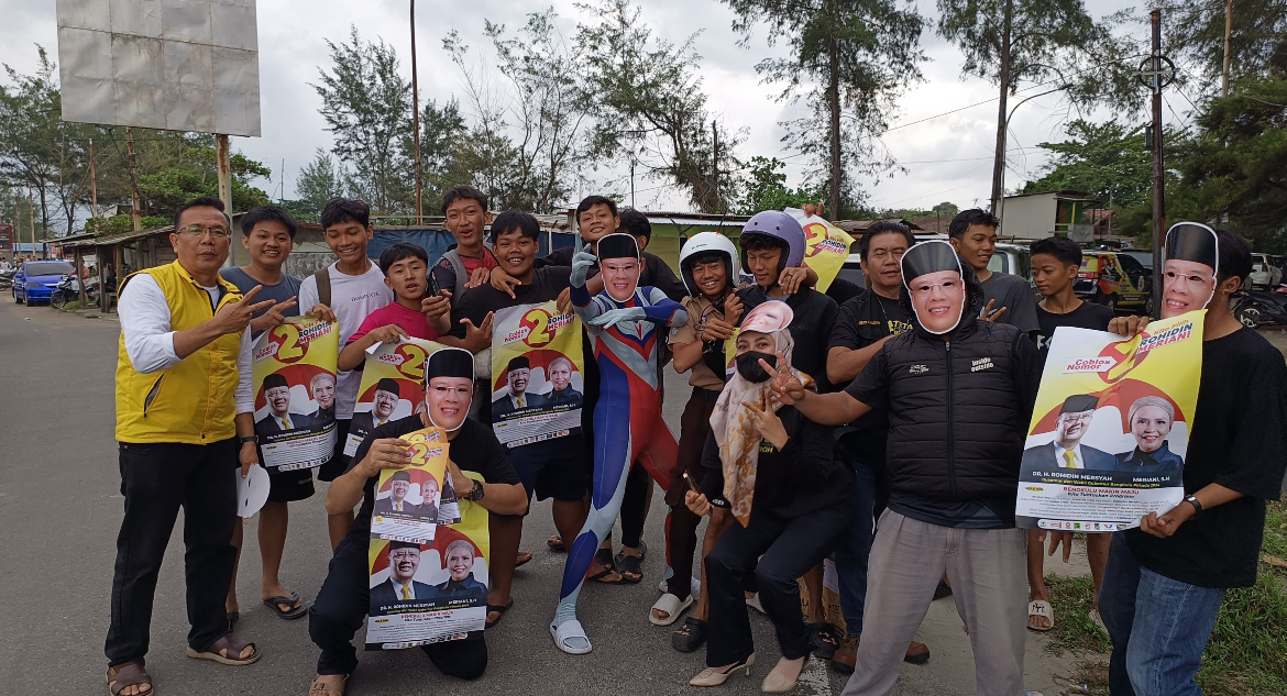 Pemuda di Kota Bengkulu Cosplay Topeng Rohidin, Suarakan Dukungan dan Harapan untuk Perubahan 