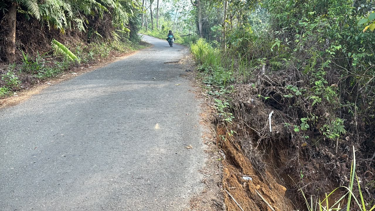 Jalan Napal Jungur-Dusun Tengah Tergerus Longsor, Warga Minta Segera Diperbaiki