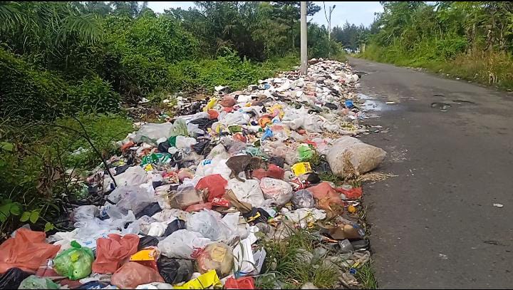 Sampah Bertumpuk di Jalan Ini, Kesadaran Membuang Sampah Masih Sangat Kecil