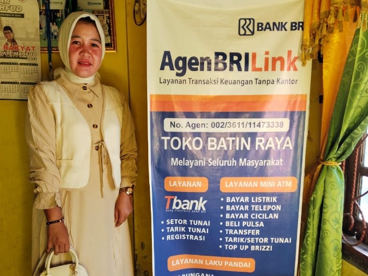 Makin Mudah Transaksi Tarik Tunai, Agen BRILink Bantu Layani Penarikan Bantuan PKH hingga ke Desa