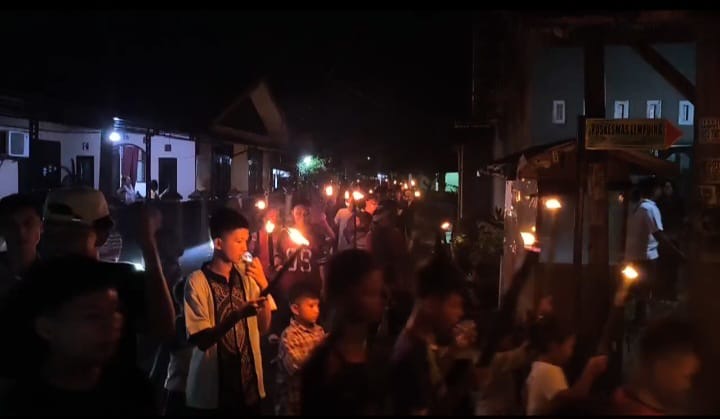 Semarak Warga Lempuing Gelar Pawai Obor dan Kumandangkan Takbir Sambut Idulfitri