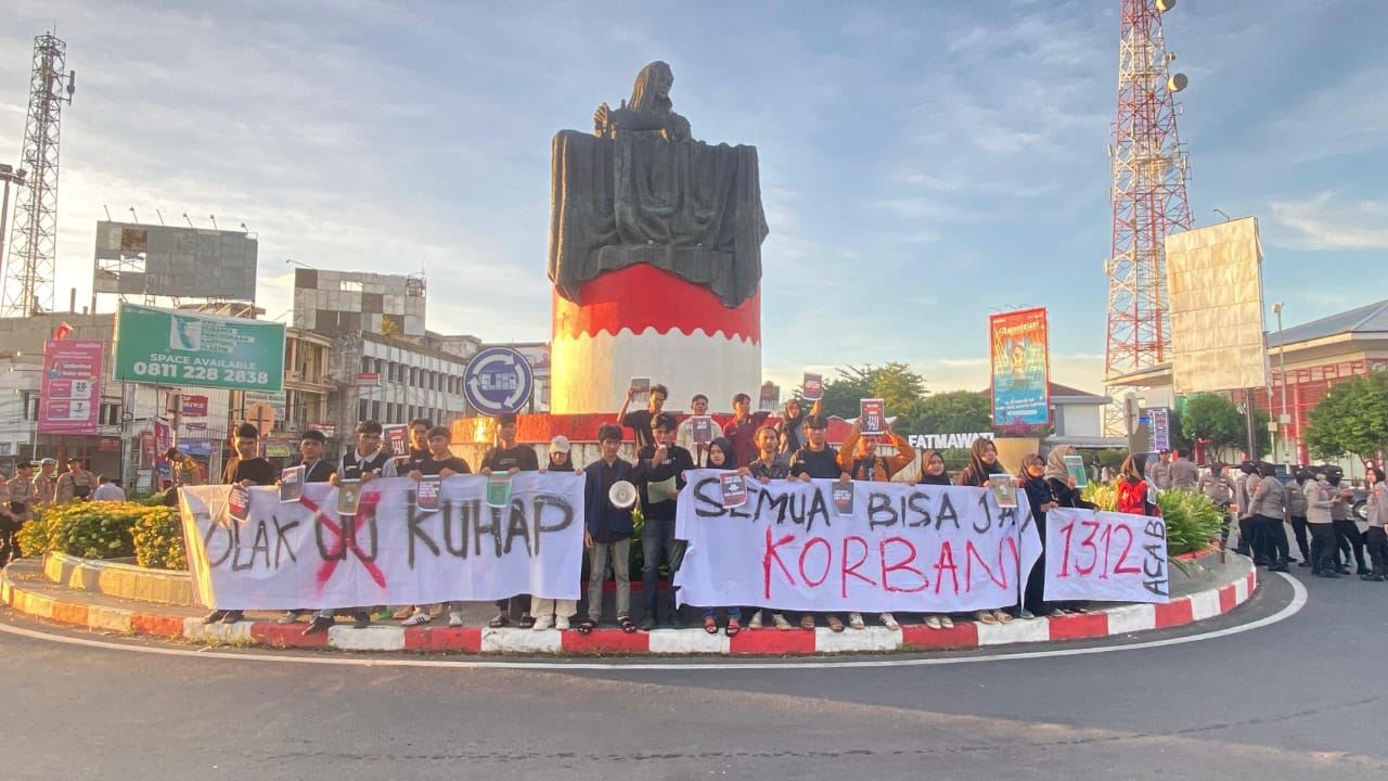 Nilai Demokrasi Terancam, Mahasiswa Bengkulu Gelar Aksi Simbolik Tolak UU KUHAP di Simpang Lima