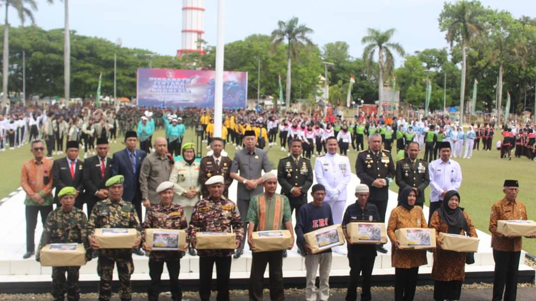 Korem 041/Garuda Emas Bengkulu Bagikan Sembako ke Purnawirawan dan Senam Massal di HUT ke-79 TNI