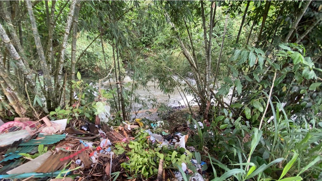Warga Resah, DLH Kepahiang Diduga Buang Sampah ke Sungai Musi