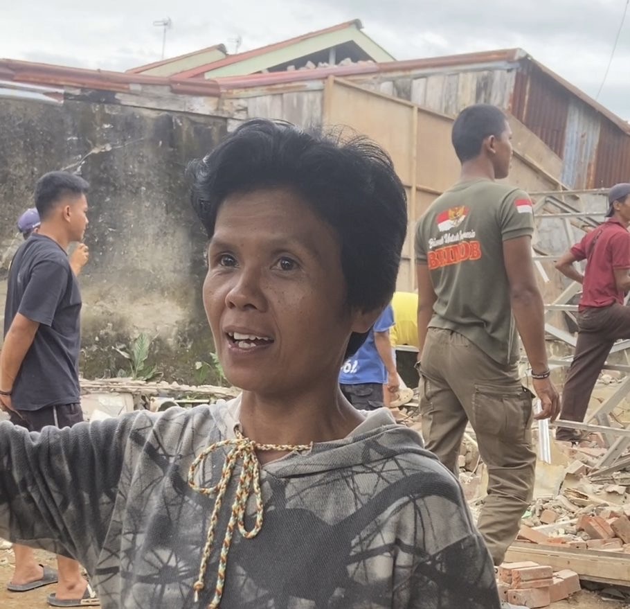 Bukan Lagi Rumah, Hanya Kenangan: Emelia dan Duka di Balik Gempa Bengkulu