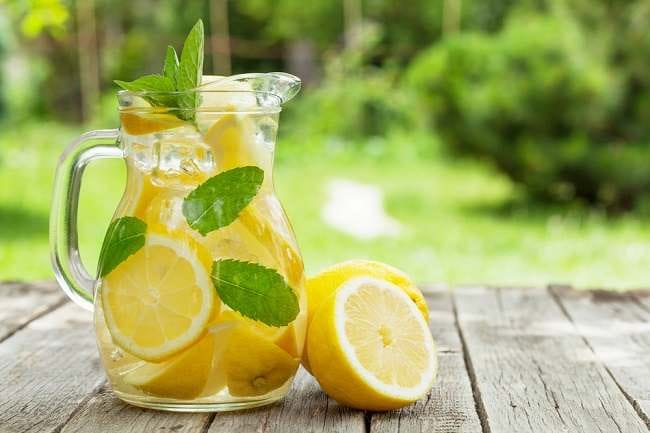 Bikin Sakit Perut hingga Migran, Waspada 5 Efek Samping Konsumsi Air Lemon!
