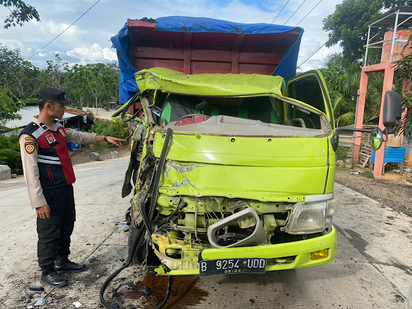 Kecelakaan Truk vs Truk di Batiknau, 2 Orang Luka-luka