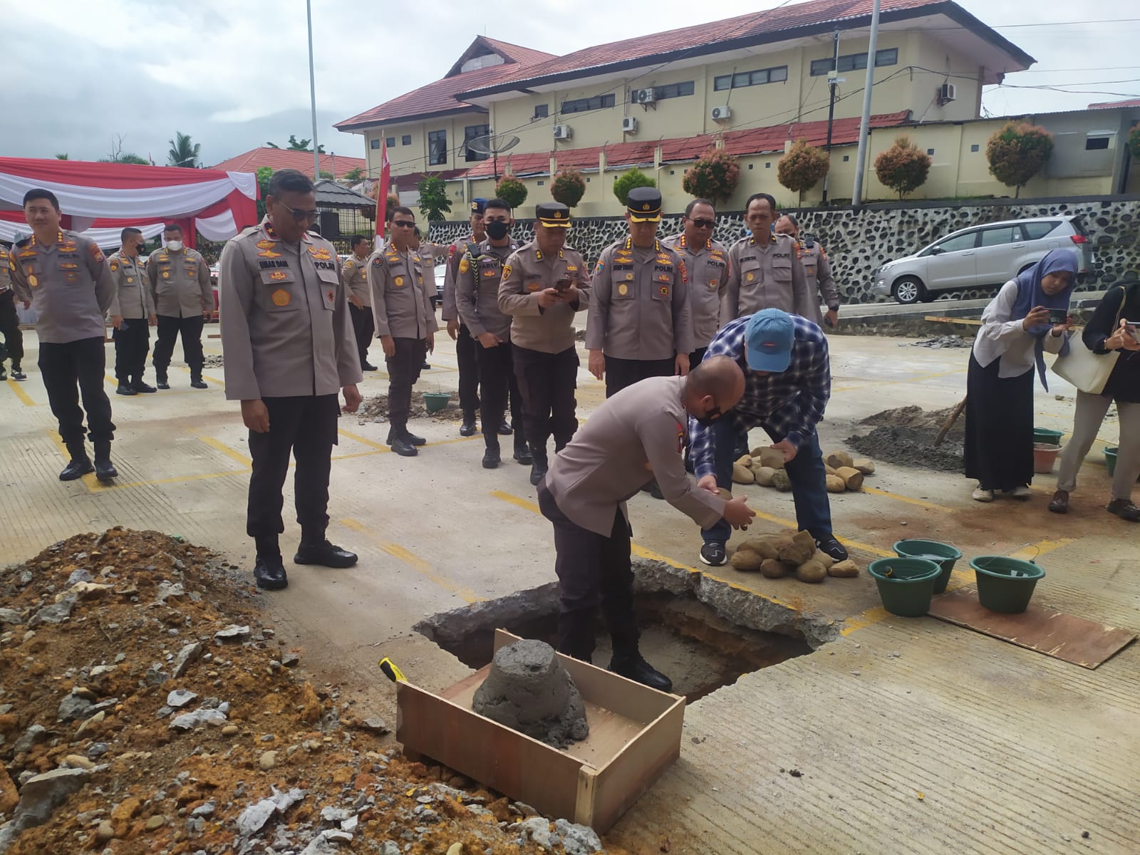 Kapolda Letakkan Batu Pertama, 2 Rumah Ibadah Dibangun di Mapolda Bengkulu 