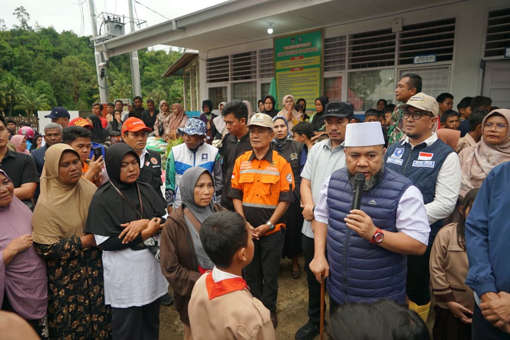 Gubernur Helmi Hasan Turun ke Titik Longsor, Serahkan Bantuan untuk Warga yang Kehilangan Rumah