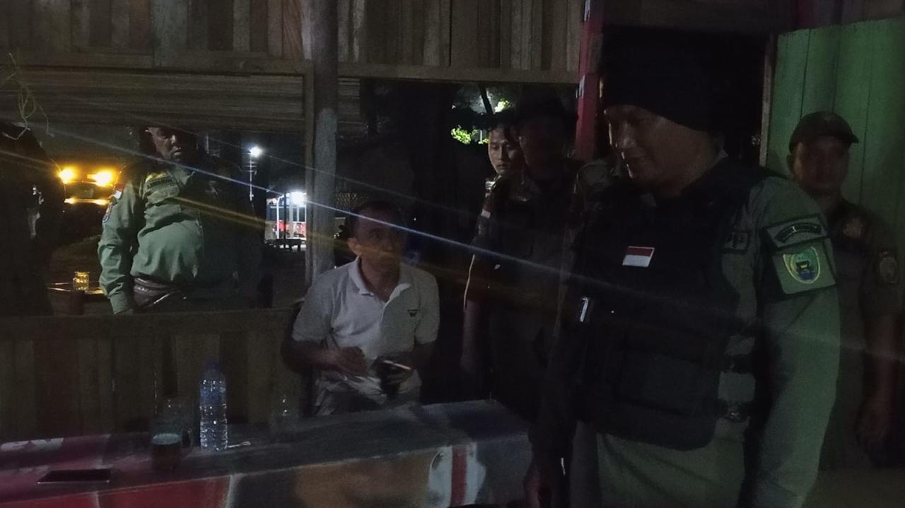 Satpol PP Sisir Warem di Pantai Panjang, Tuak dan Minuman Alkohol Disita Lalu Dimusnahkan