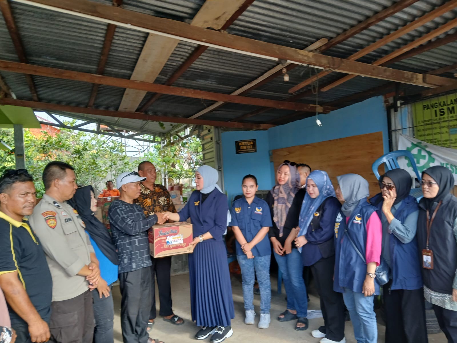 Anggota DPR RI Erna Sari Dewi Serahkan Bantuan dan Dorong Relokasi Warga ke Tempat Layak