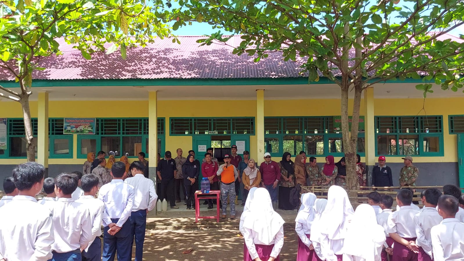 HUT ke 77, PGRI dan Dispendikbud Bengkulu Tengah Kunjungi Sekolah Terpencil 