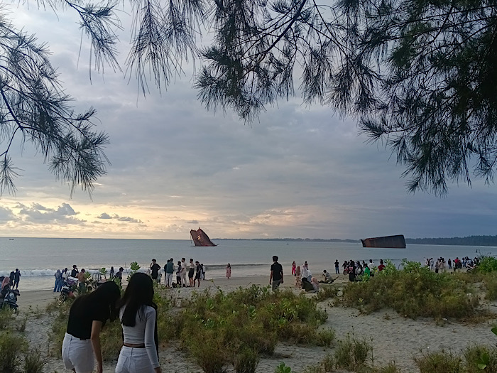 Kapal Tongkang yang Terdampar Jadi Spot Foto Viral di Kota Bengkulu