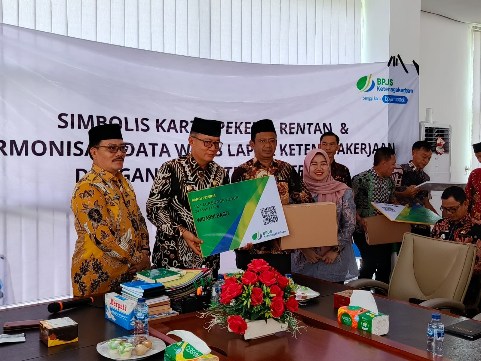 Pemkab Kaur Bagikan BPJS Ketenagakerjaan Bagi Masyarakat Rentan