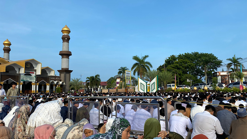 Salat Idul Fitri di Masjid Raya Baitul Izzah, Gubernur: Momentum Ikat Kebersamaan, Saling Bermaafan 