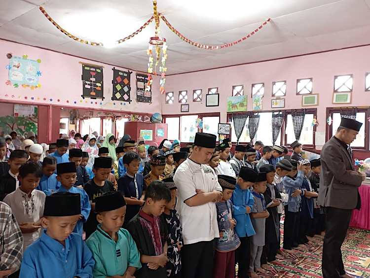 Pelajar SDN 44 Kota Bengkulu Gelar Salat Gaib untuk Si Kembar Raffa dan Raffi