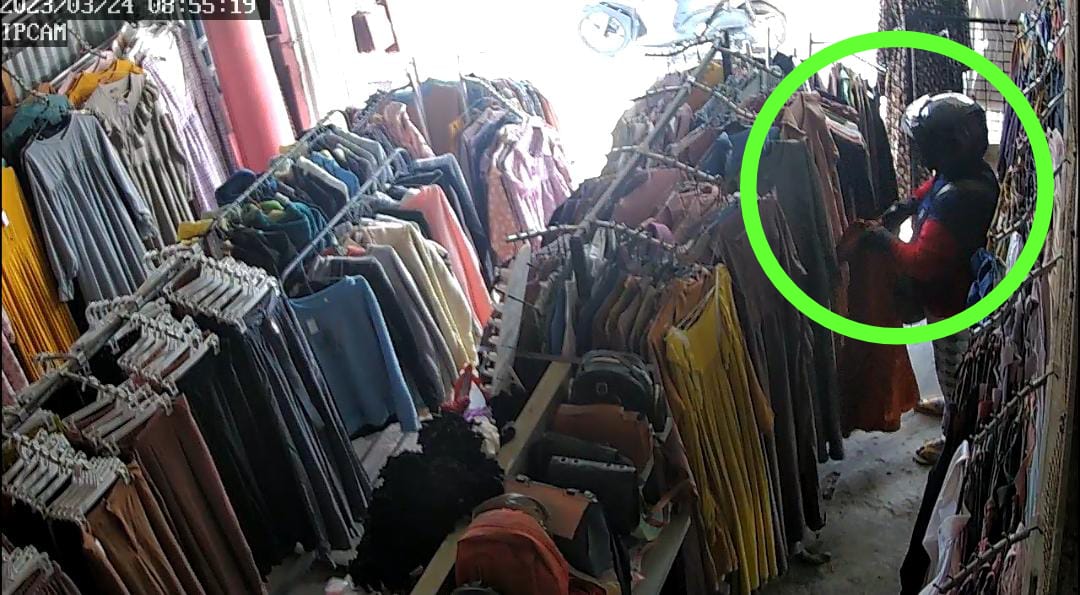 Seorang Wanita Maling Pakaian, Aksinya Terekam CCTV