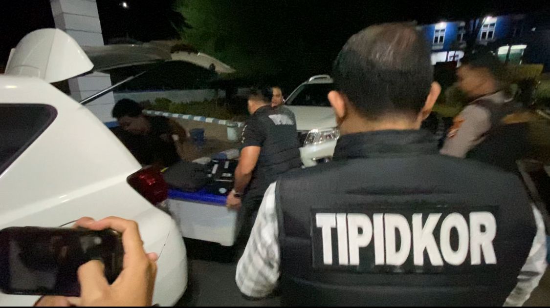 Hingga Malam, Tim Tipidkor Polda Bengkulu Masih Geledah Kantor BKD
