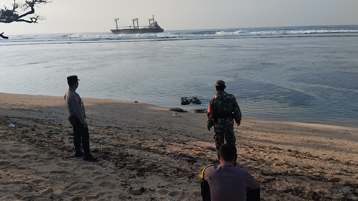 Kapal Kargo Bermuatan Biji Besi Terdampar di Pesisir Laut Kaur