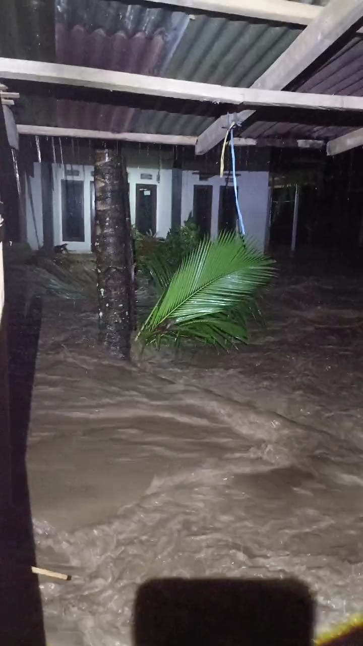 BREAKING NEWS: Sungai Rindu Hati Meluap, Puluhan Rumah Warga Terendam Banjir