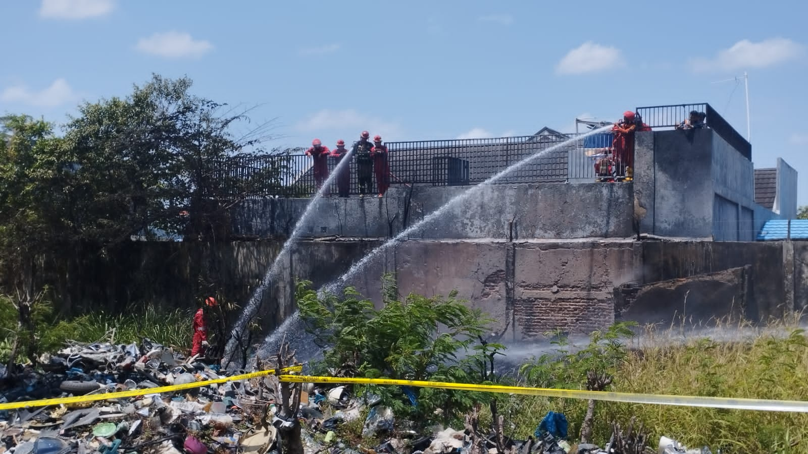 Heboh Kepulan Asap di Km 7 Kota Bengkulu, Ternyata dari Pembakaran Sampah