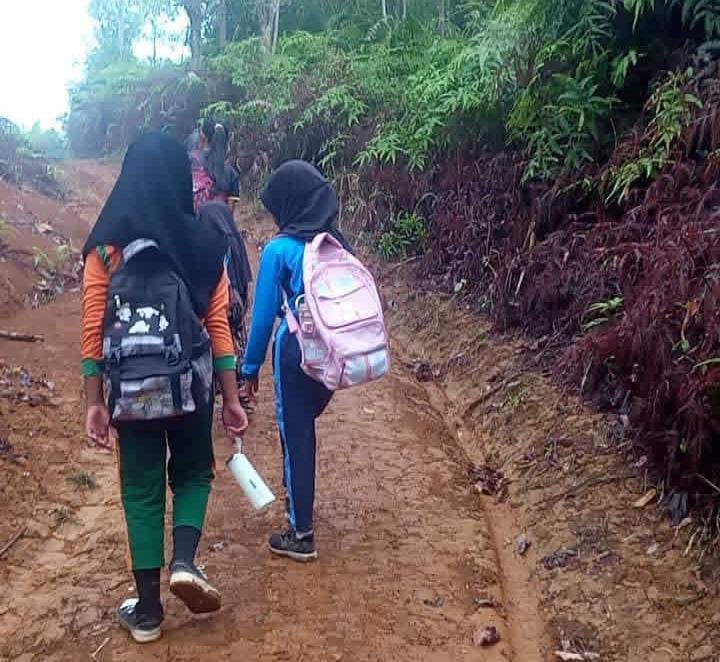 Akibat Jalan Rusak, Pelajar SMPN 22 Seluma Terpaksa Jalan Kaki 4 Km Setiap Hari ke Sekolah