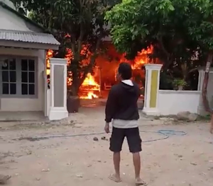 BREAKING NEWS: Rumah Warga Simpang Kandis Nyaris Ludes Terbakar