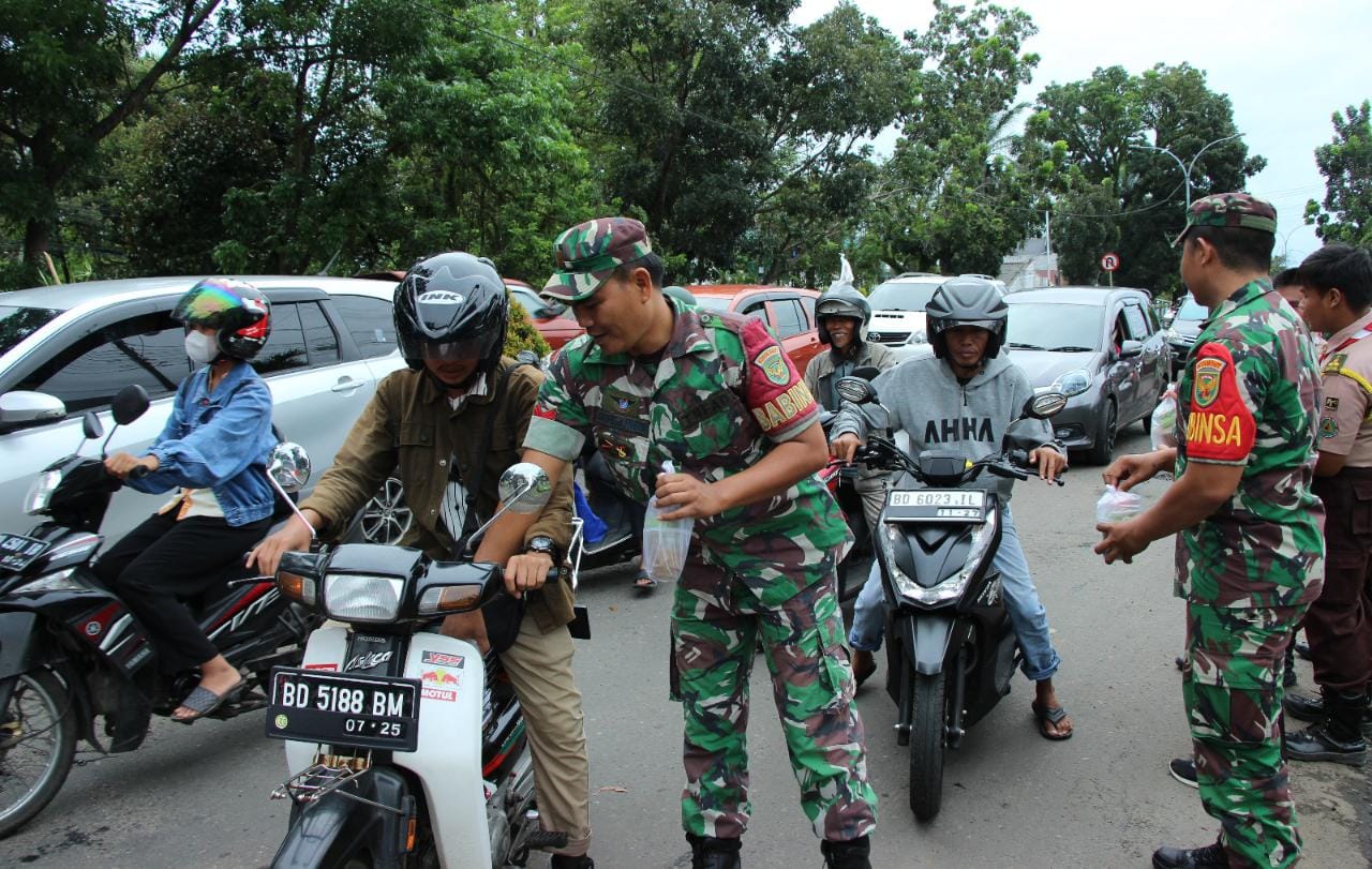 Berbagi Kebaikan di Bulan Berkah, Kodim 0407 Kota Bengkulu Bagikan Takjil ke Masyarakat 