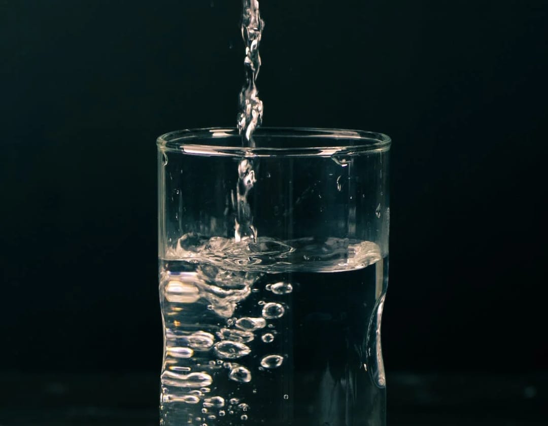 Sudah Tahu Belum? Minum Air Putih Sebelum Tidur Punya Khasiat Luar Biasa untuk Kesehatan, Cek Manfaatnya