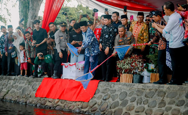 Implementasi Ekoteologi: Menag Nasaruddin Umar Lepas Benih Ikan dan Burung di Danau Dendam Tak Sudah