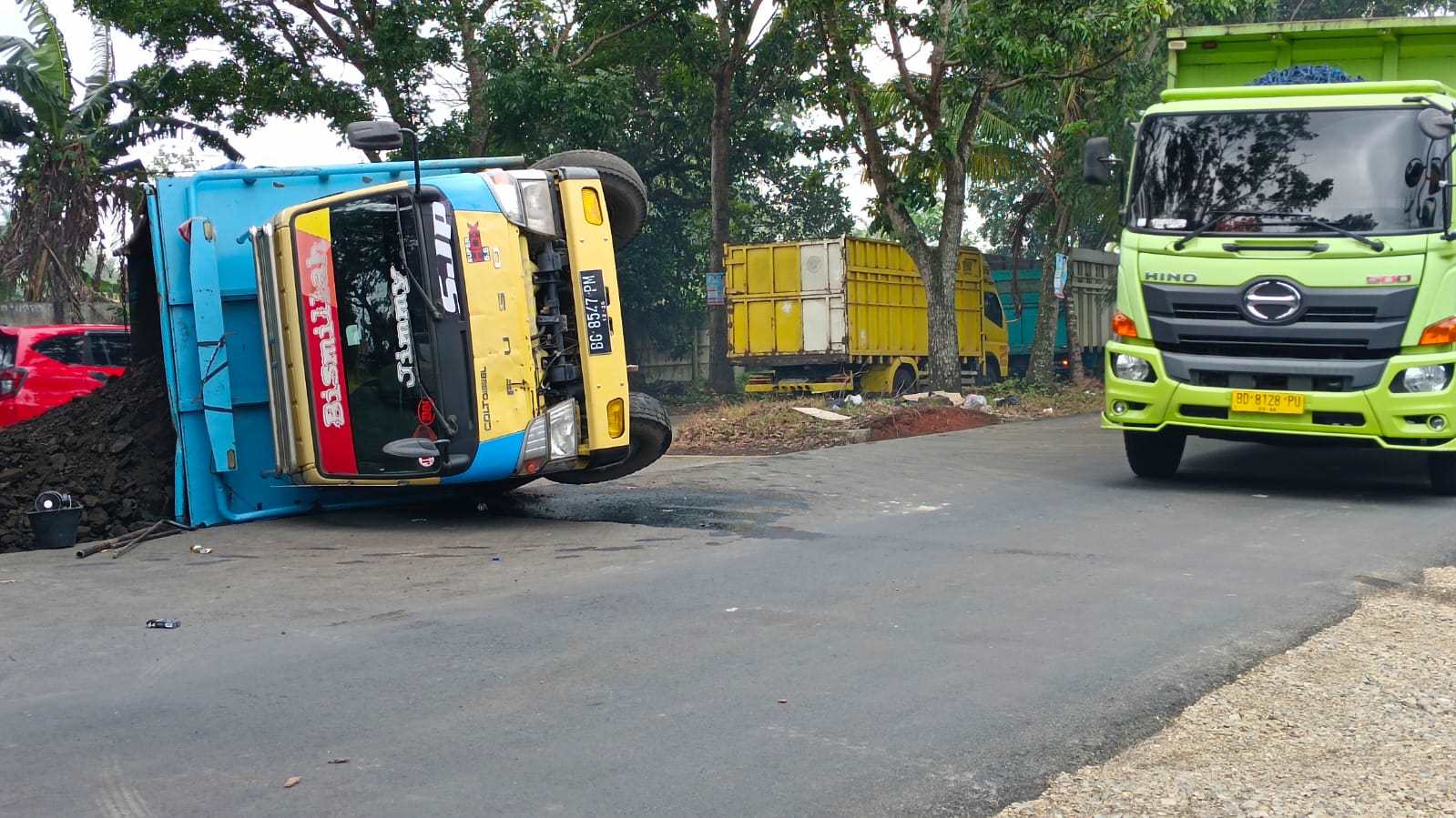 Diduga Over Tonase Truk Bermuatan Batu Bara Terguling di Selebar Bengkulu