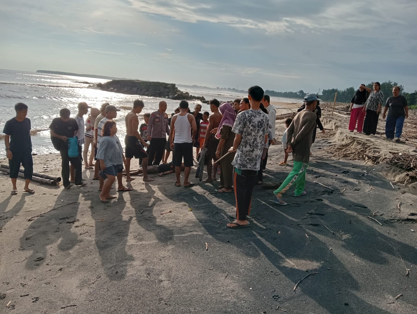 Pulang Mancing, Dua Remaja Kaur Terseret Ombak Pantai hingga Puluhan Meter