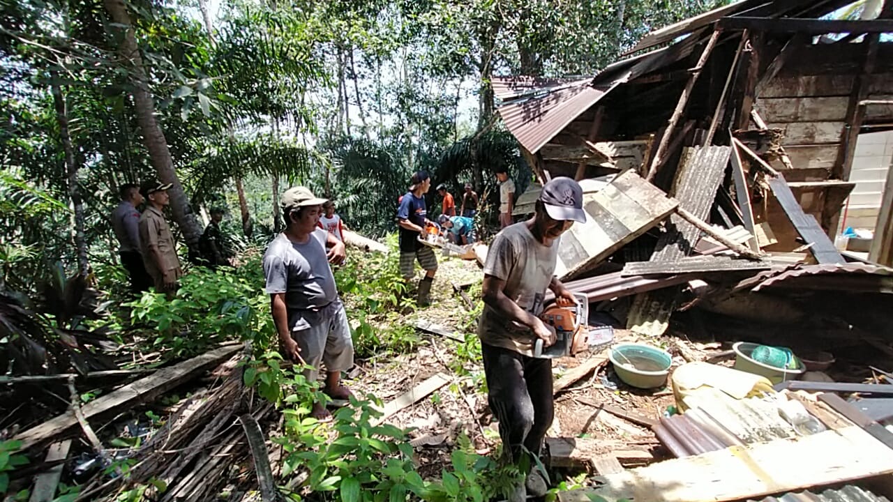 27 Rumah di Desa Air Simpang Rusak Akibat Angin Puting Beliung