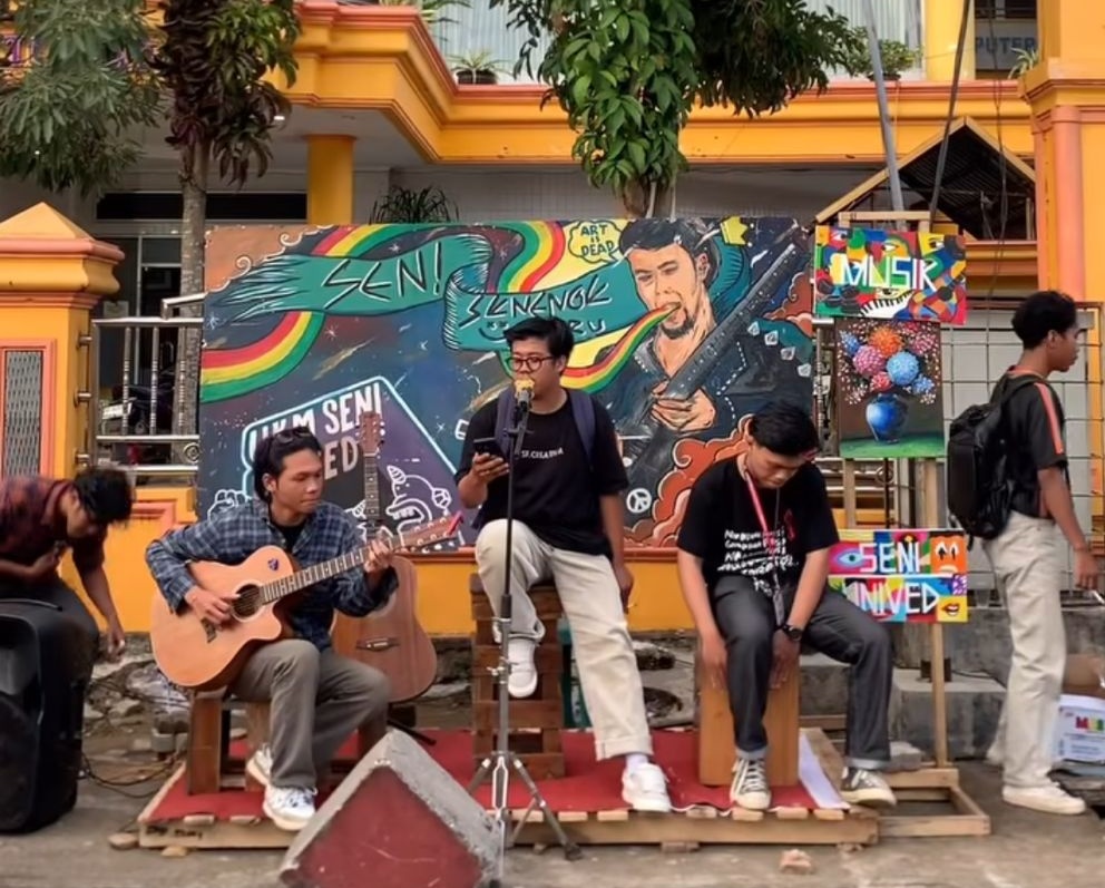 UKM Seni Unived Gelar 'Senandung Gembira Stage', Live Music dan Galang Dana untuk Panti Asuhan