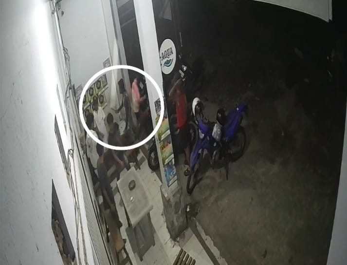 Terekam CCTV, Sekelompok Pemuda Ditodong Sajam oleh 9 Remaja Mabuk di Padang Harapan