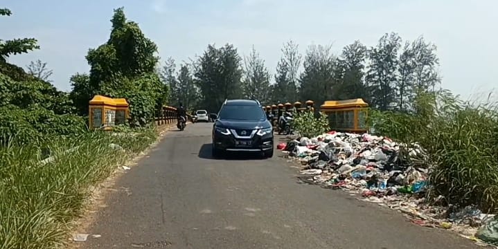 Timbulkan Bau Tak Sedap, Warga Keluhkan Tumpukan Sampah di Jembatan Kualo