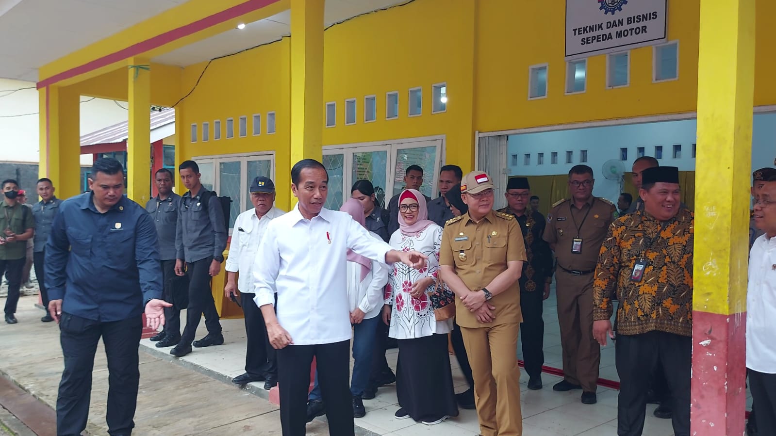 Kunjungi SMKN 2 Bengkulu Tengah, Presiden Jokowi Beri Bantuan Mobil dan Motor Listrik