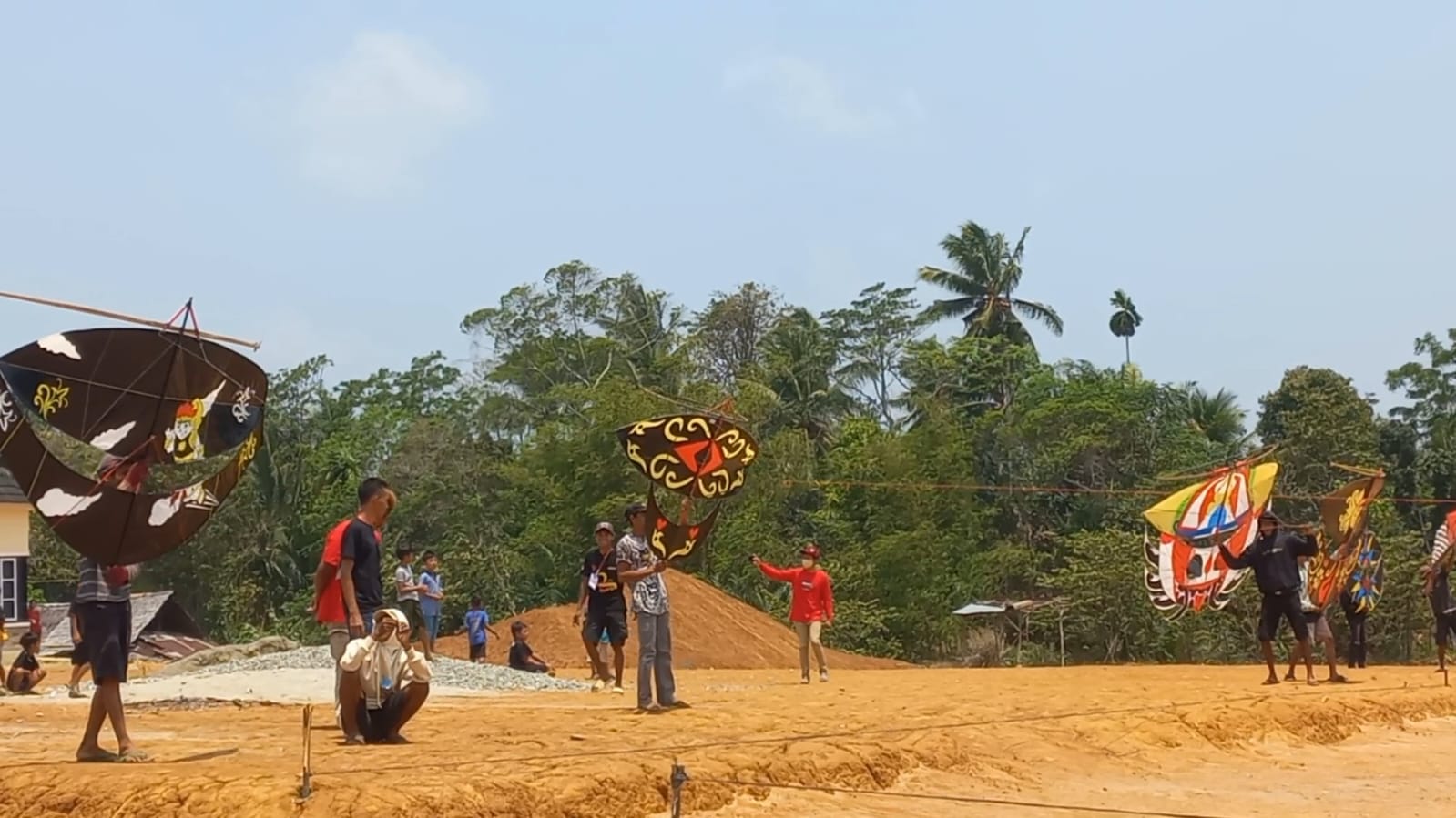 Ratusan Layang-layang Mengudara Ramaikan HUT BPC ke-3 di Seluma